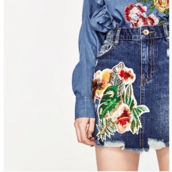 Zara Denim - HP 🥳🥳🥳Zara Denim Skirt with appliqué